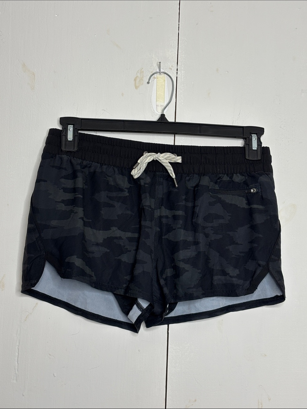 Vuori women’s camo atletic shorts size medium